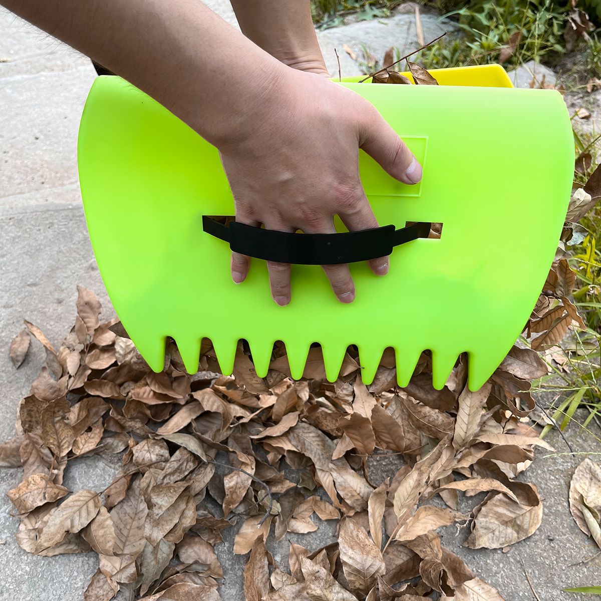 Leaf Collector Garden Plastic Rake for Collecting Fallen Leaves, Garden Tool for Leaf Collection